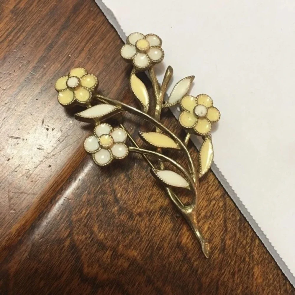 Vintage Gold Tone‎ Yellow White Flower Pin Scarf Brooch 2.5